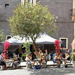 https://finestre-sul-teatro.taorminaitalyhotels.com